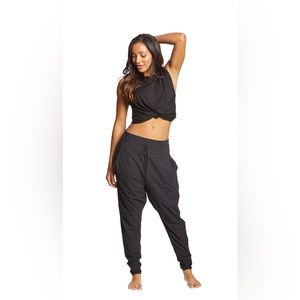 SOLD ON LIVE 🎉 NWT Free People Undertow Tank | BLACK